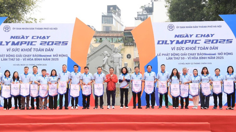 Ban tổ chức trao cờ lưu niệm cho các đơn vị tham dự