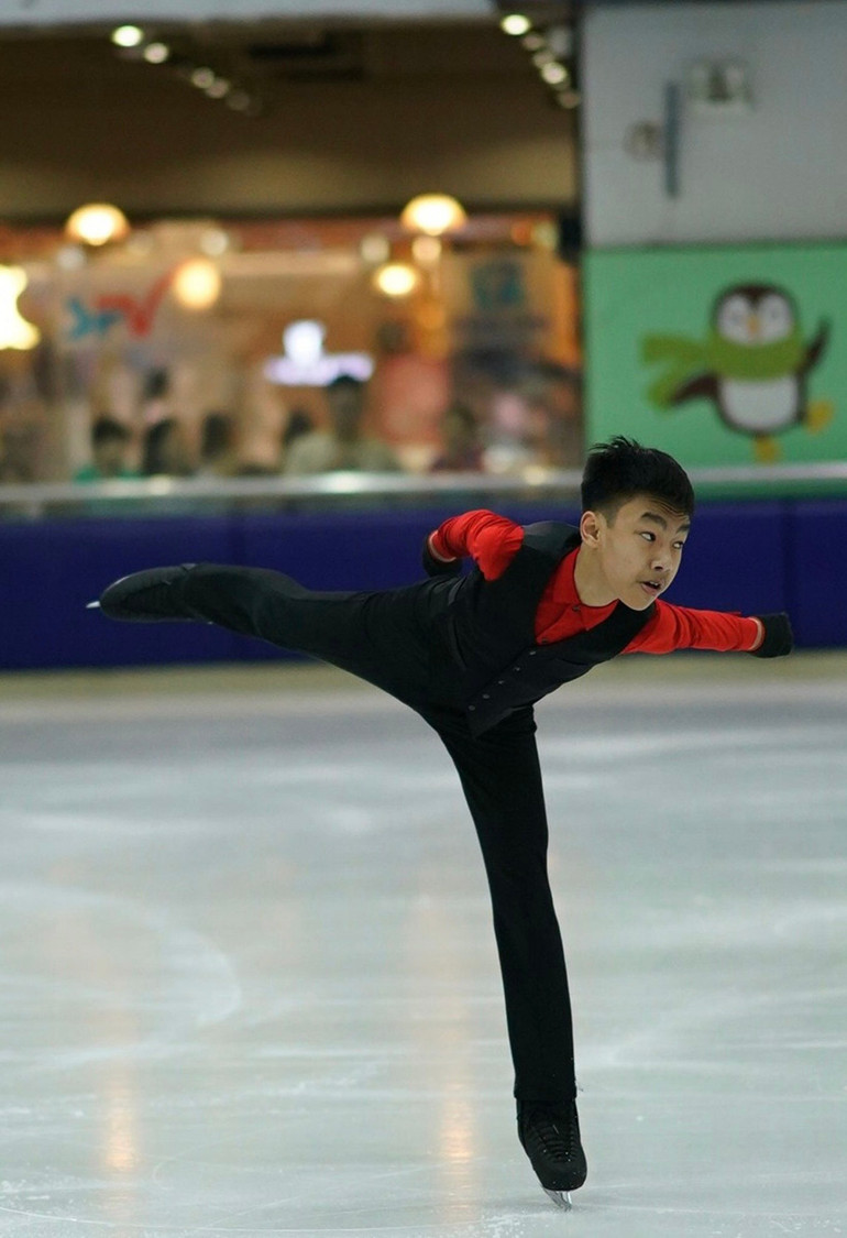 Nguyễn Hữu Hoàng vô địch trượt băng nghệ thuật nam trẻ