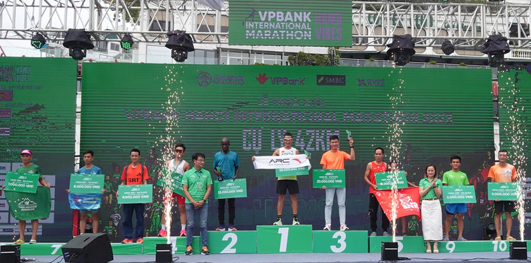 Ban tổ chức trao giải cho các vận động viên nam cự ly marathon. Ban tổ chức trao giải cho các vận động viên nam cự ly marathon.