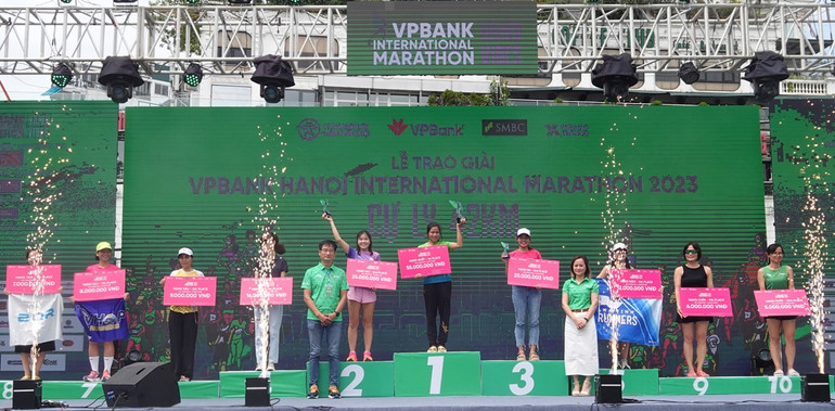 Các vận động viên nữ marathon đoạt giải. Các vận động viên nữ marathon đoạt giải.