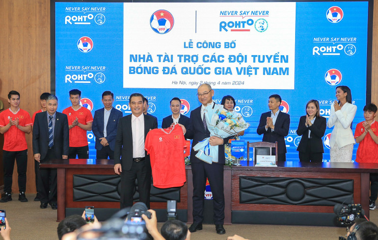 Đại diện VFF tặng áo thi đấu của đội tuyển bóng đá Việt Nam cho ông Hirofumi Shiramatsu.