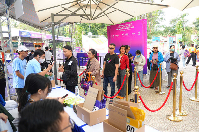 Phụ huynh xếp hạng nhận Bib, áo đấu cho con.