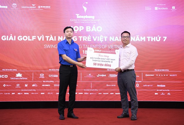 Bí thư Trung ương Đoàn Nguyễn Minh Triết (bên trái) trao thưởng cho đội tuyển golf đạt thành tích xuất sắc tại SEA Games 32 Bí thư Trung ương Đoàn Nguyễn Minh Triết (bên trái) trao thưởng cho đội tuyển golf đạt thành tích xuất sắc tại SEA Games 32
