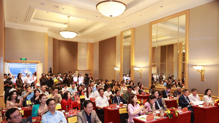 Đông đảo phóng viên báo chí và khách mời dự buổi họp báo.