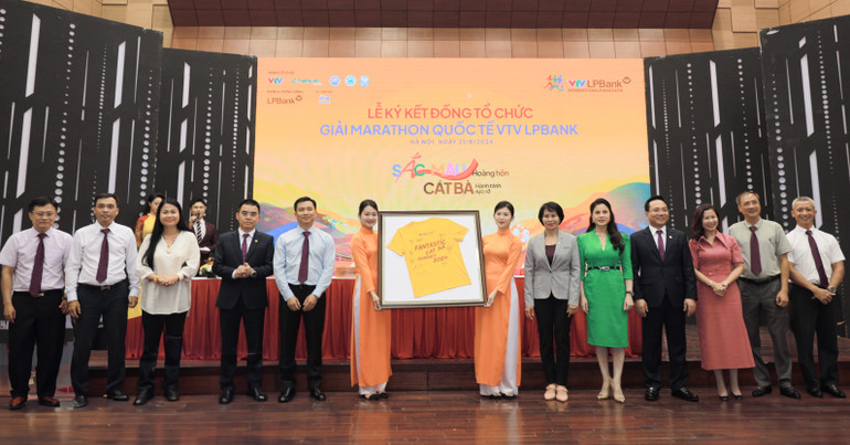 Các đại biểu ký lưu niệm trên áo thi đấu.