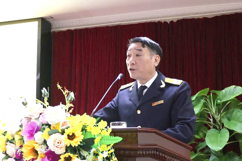 Phó Cục trưởng phụ trách Cục Thuế tỉnh Ninh Bình Hà Văn Hiếu báo cáo tại hội nghị.