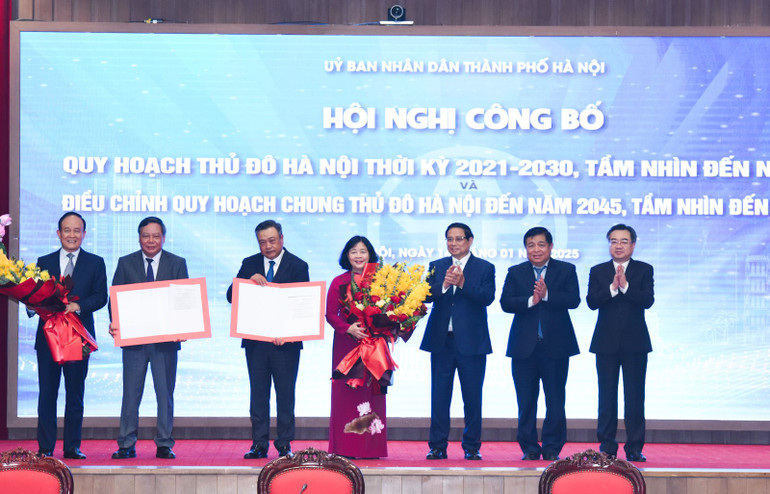 Thủ tướng Phạm Minh Chính trao 2 Quyết định của Thủ tướng Chính phủ phê duyệt Quy hoạch Thủ đô và Điều chỉnh Quy hoạch chung Thủ đô cho lãnh đạo thành phố Hà Nội. Thủ tướng Phạm Minh Chính trao 2 Quyết định của Thủ tướng Chính phủ phê duyệt Quy hoạch Thủ đô và Điều chỉnh Quy hoạch chung Thủ đô cho lãnh đạo thành phố Hà Nội.