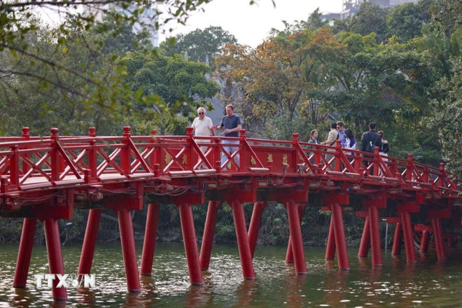 Du khách quốc tế tham quan Đền Ngọc Sơn (Hà Nội). (Ảnh: Thanh Tùng/TTXVN)