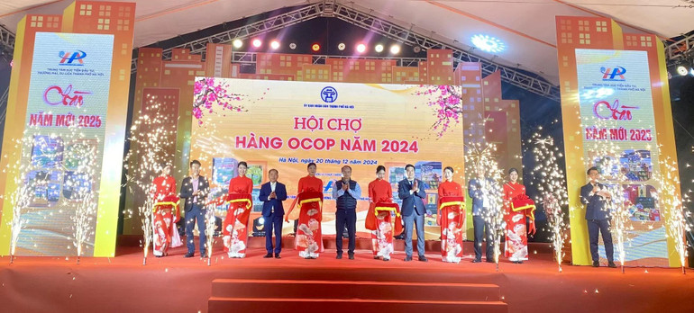 Các đại biểu cắt băng khai mạc Hội chợ hàng OCOP năm 2024.