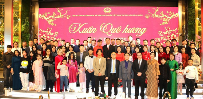 Đại sứ Vũ Hồ chụp ảnh lưu niệm với khách mời Xuân Quê hương 2025 tại Hàn Quốc. (Ảnh: Đức Thắng/TTXVN)