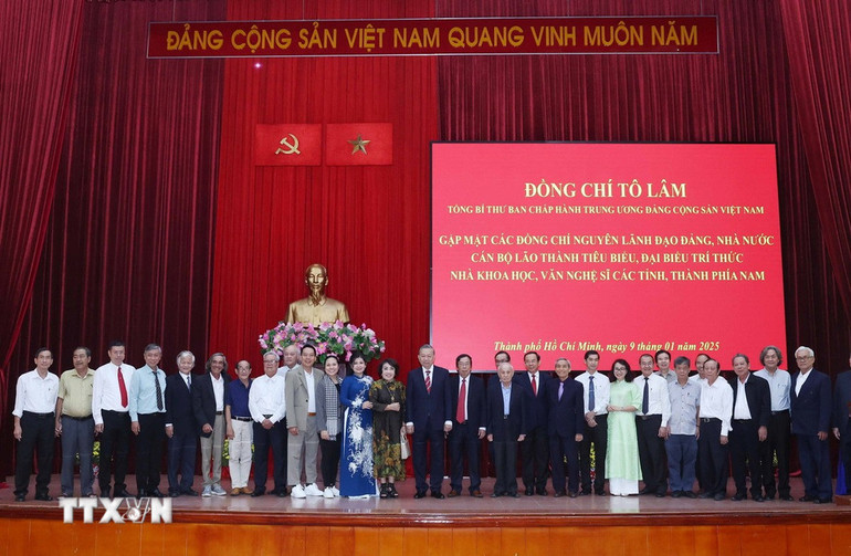 Tổng Bí thư Tô Lâm và các đại biểu chụp ảnh chung. Tổng Bí thư Tô Lâm và các đại biểu chụp ảnh chung.