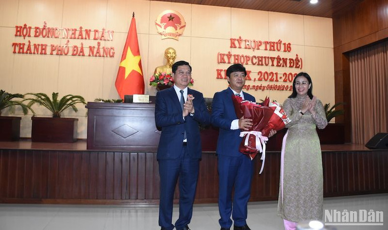 Các Phó Chủ tịch Hội đồng nhân dân thành phố Đà Nẵng Trần Phước Sơn và Nguyễn Thị Anh Thi tặng hoa chúc mừng đồng chí Lương Nguyễn Minh Triết. (Ảnh: ANH ĐÀO)