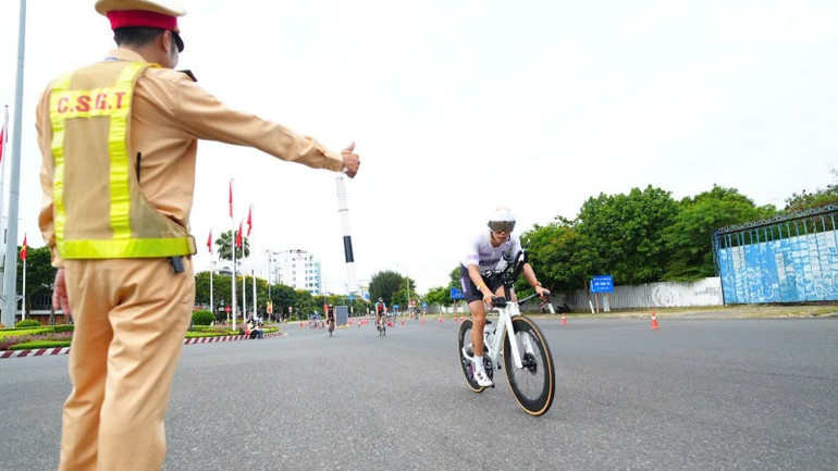 Công an thành phố Đà Nẵng triển khai các phương án phân luồng, hướng dẫn người dân, phương tiện và bảo đảm an toàn cho các vận động viên trong suốt thời gian diễn ra giải đấu. (Ảnh: ANH ĐÀO) Công an thành phố Đà Nẵng triển khai các phương án phân luồng, hướng dẫn người dân, phương tiện và bảo đảm an toàn cho các vận động viên trong suốt thời gian diễn ra giải đấu. (Ảnh: ANH ĐÀO)