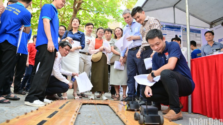 BKDN Techshow trở thành ngày hội thu hút rất nhiều đề tài nghiên cứu khoa học tham gia tranh tài, trong đó có nhiều đề tài của học sinh khối trung học phổ thông. Trong ảnh là ban giám khảo chấm chọn các đề tài tham gia BKDN Techshow.