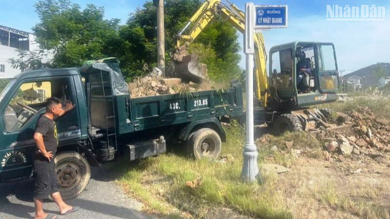 Ủy ban nhân dân phường Nại Hiên Đông, quận Sơn Trà phối hợp các đơn vị liên quan triển khai phương tiện cơ giới dọn vệ sinh vỉa hè, các lô đất trống phát sinh cỏ rác trên địa bàn phường. (Ảnh ANH ĐÀO)