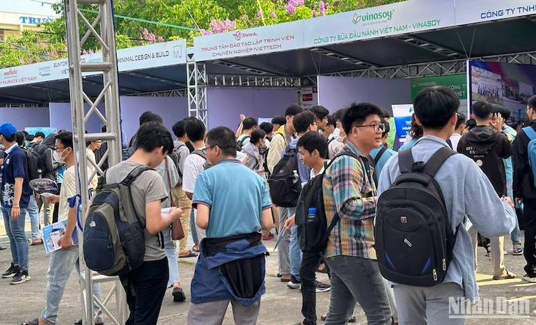 Nhiều sinh viên đến với ngày hội việc làm. (Ảnh ANH ĐÀO)