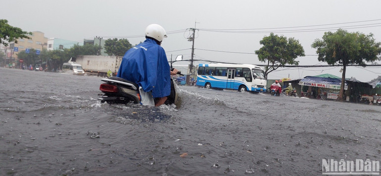 Nước ngập sâu nhiều tuyến đường trên địa bàn quận Liên Chiểu, trưa 7/11.