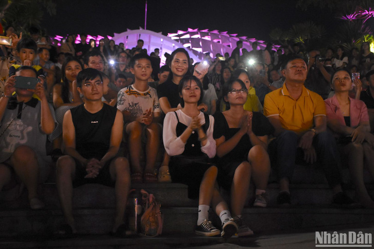 Chương trình thu hút đông đảo người dân, du khách đến thưởng thức. (Ảnh: ANH ĐÀO)