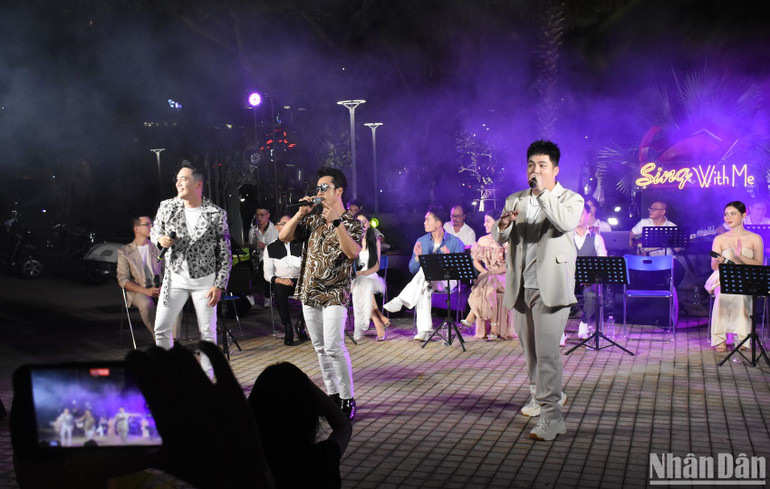 Ca sĩ Quang Hào và tốp ca thể hiện nhạc phẩm Một đêm say. (Ảnh: ANH ĐÀO)