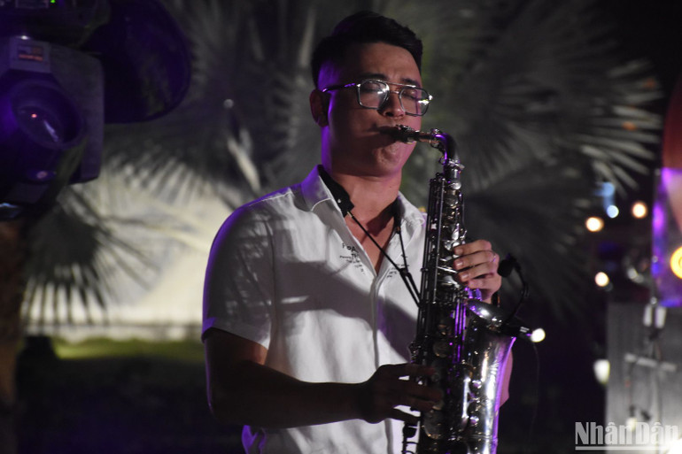 Mỗi nghệ sĩ đều góp phần làm nên thành công của chương trình Sing With Me - Tự tình. (Ảnh: ANH ĐÀO)