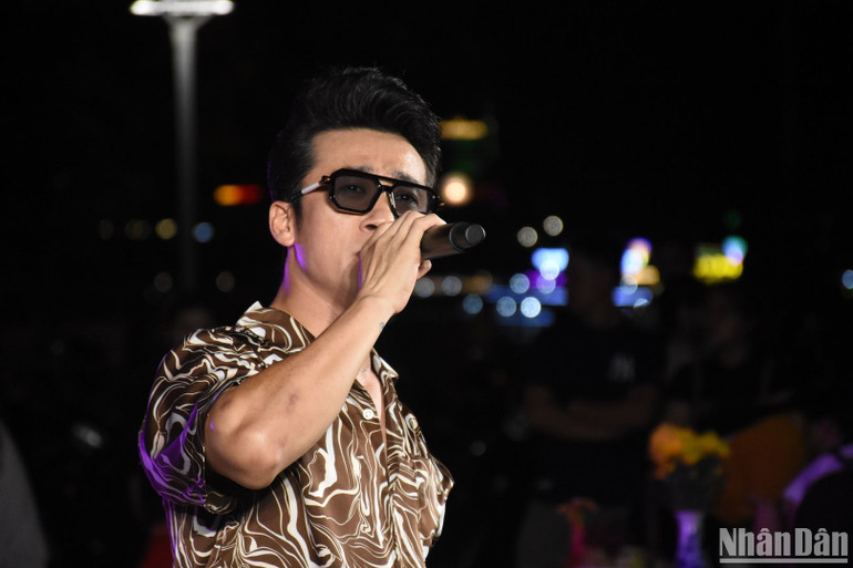 Nghệ sĩ Quang Hào - giọng ca mượt mà, ngọt ngào, sâu lắng “phiêu” cùng khán giả trong Sing With Me - Tự tình. (Ảnh: ANH ĐÀO)