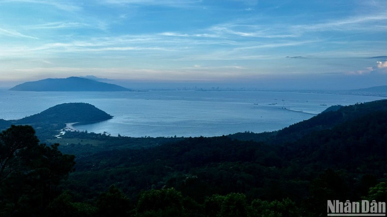 Hòn Sơn Chà là một đảo nhỏ, hoang sơ nằm dưới chân đèo Hải Vân. (Ảnh: ANH ĐÀO)