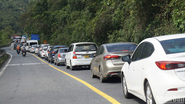 Các phương tiện nối đuôi nhau lưu thông qua đèo Hải Vân trưa 2/2. (Ảnh: ANH ĐÀO) Các phương tiện nối đuôi nhau lưu thông qua đèo Hải Vân trưa 2/2. (Ảnh: ANH ĐÀO)