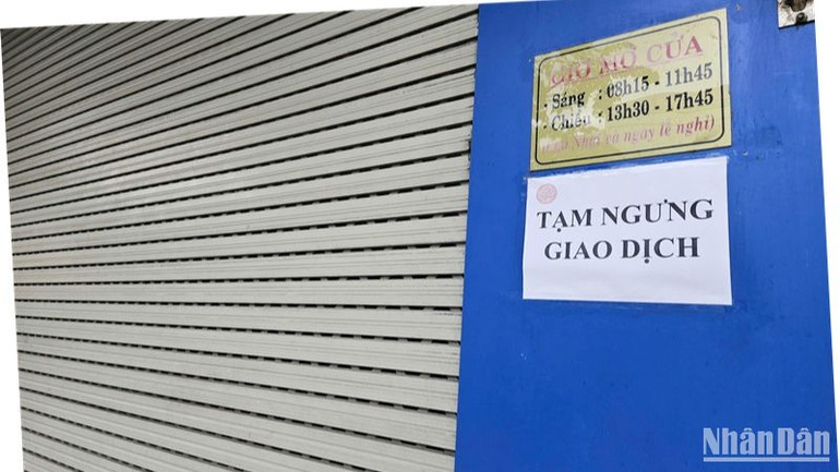 Bảng thông báo "Tạm ngưng giao dịch" được dán phía trước hai cửa hàng SJC tại Đà Nẵng. (Ảnh: ANH ĐÀO) Bảng thông báo "Tạm ngưng giao dịch" được dán phía trước hai cửa hàng SJC tại Đà Nẵng. (Ảnh: ANH ĐÀO)