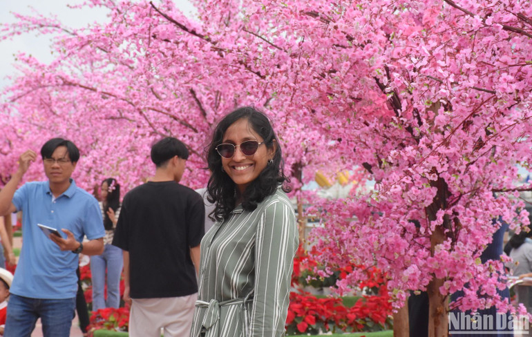 Du khách nước ngoài chụp ảnh lưu niệm tại đường hoa Tết Đà Nẵng khu vực đường Bình Minh. (Ảnh: ANH ĐÀO) Du khách nước ngoài chụp ảnh lưu niệm tại đường hoa Tết Đà Nẵng khu vực đường Bình Minh. (Ảnh: ANH ĐÀO)