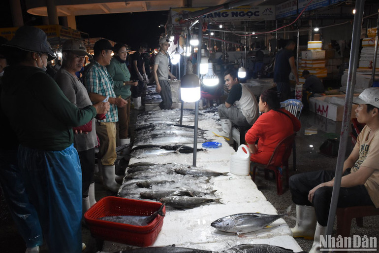 Không khí mua bán tại chợ Cảng cá Thọ Quang sáng ngày 28 Tết. (Ảnh ANH ĐÀO)