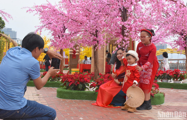 Một gia đình nhỏ ghi lại khoảnh khắc đẹp trước mùa xuân mới. (Ảnh: ANH ĐÀO) Một gia đình nhỏ ghi lại khoảnh khắc đẹp trước mùa xuân mới. (Ảnh: ANH ĐÀO)