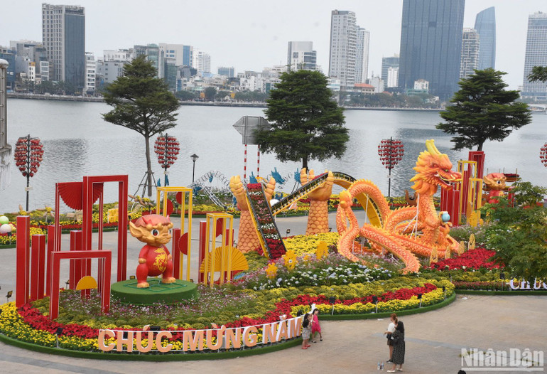 Một góc thành phố Đà Nẵng nhìn từ trên cầu Rồng sáng 28 Tết. (Ảnh: ANH ĐÀO) Một góc thành phố Đà Nẵng nhìn từ trên cầu Rồng sáng 28 Tết. (Ảnh: ANH ĐÀO)