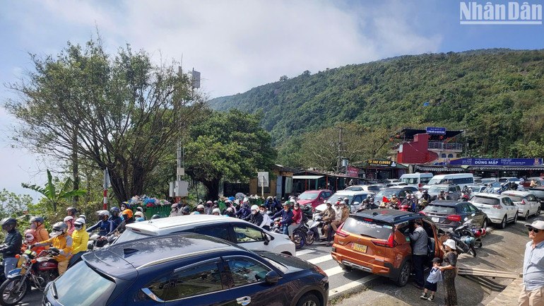 Đoạn đường kẹt xe kéo dài khoảng 1km. (Ảnh: ANH ĐÀO) Đoạn đường kẹt xe kéo dài khoảng 1km. (Ảnh: ANH ĐÀO)