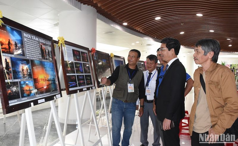 Các đại biểu tham quan khu vực triển lãm các tác phẩm xuất sắc đạt giải tại Liên hoan. Ảnh: ANH ĐÀO