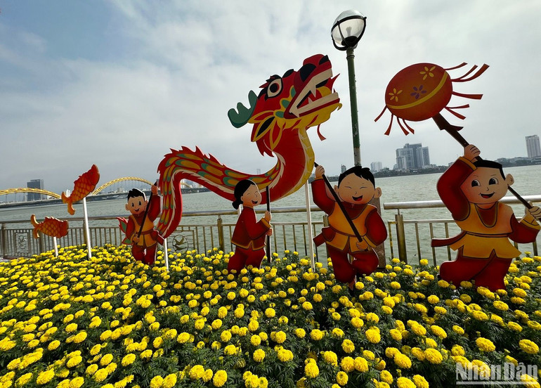 Những tiểu cảnh đường hoa dọc đường Bạch Đằng tạo không khí sôi động, bắt mắt. (Ảnh ANH ĐÀO)