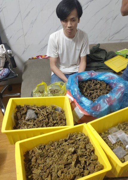 Đối tượng Phan Quốc Trọng cùng tang vật vụ án. (Ảnh: Công an cung cấp)