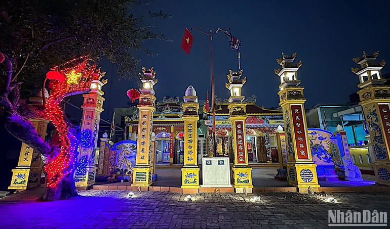 Đêm giao thừa xúc động với hình ảnh bản đồ Việt Nam với hai quần đảo Trường Sa - Hoàng Sa được trang trí bên ngoài Lăng Ông tại phường Nại Hiên Đông, quận Sơn Trà, TP Đà Nẵng. (Ảnh: ANH ĐÀO)