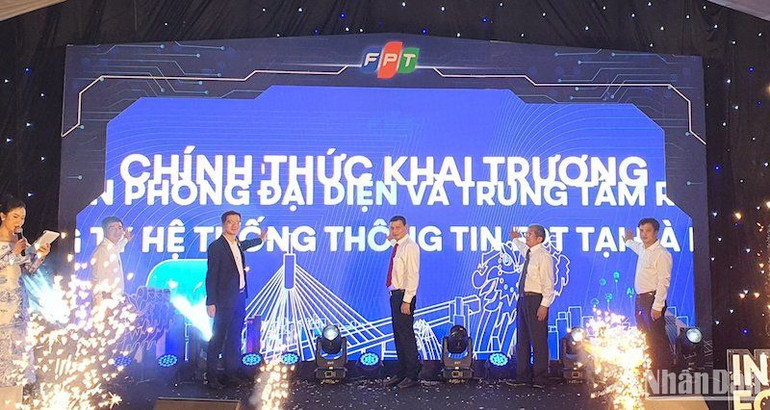 Các đại biểu nhấn nút khai trương Trung tâm R&D tại thành phố Đà Nẵng. (Ảnh: ANH ĐÀO)