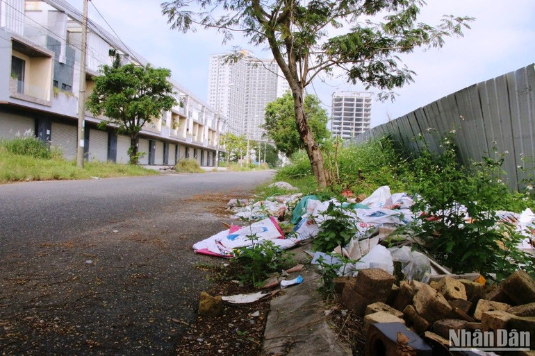 Nhiều điểm tập kết rác tự phát chung quanh khu vực dự án này, gây mất mỹ quan đô thị. (Ảnh: ANH ĐÀO)