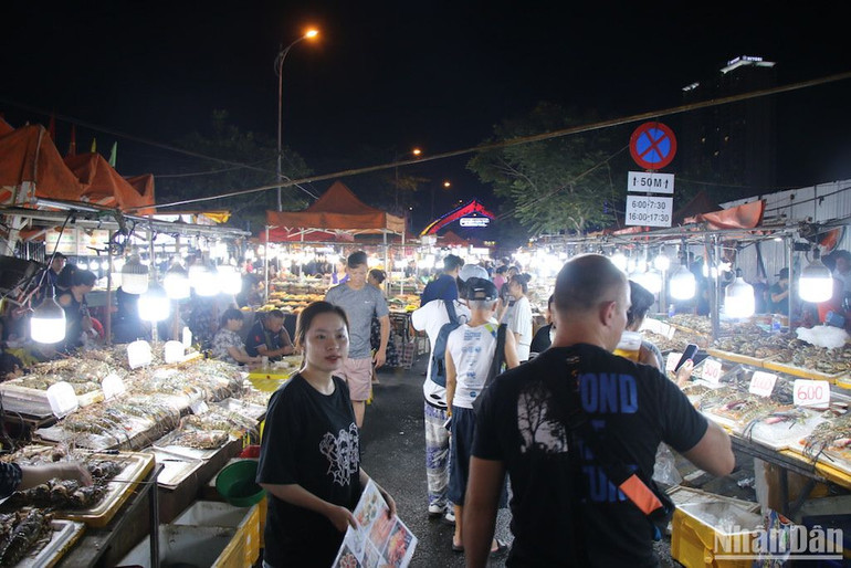 Là điểm chọn lựa dừng chân, tham quan, mua sắm của khách du lịch nước ngoài. (Ảnh ANH ĐÀO)