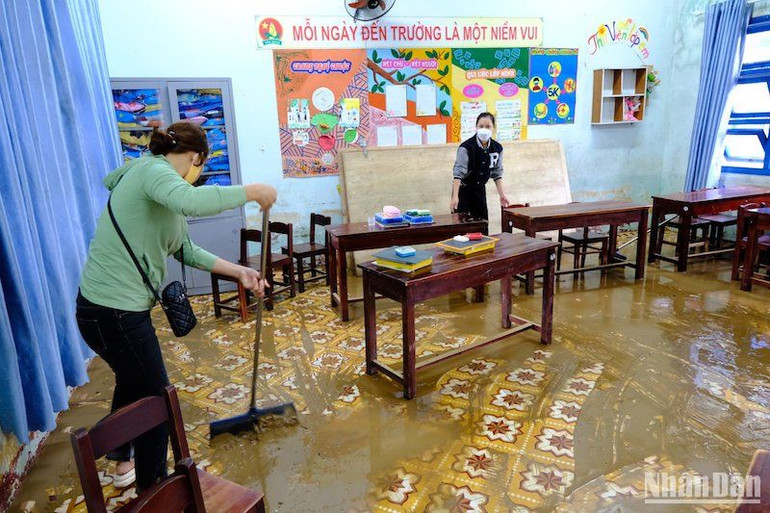 Lần thứ hai trong vòng hai tuần qua, các cô giáo phải dọn bùn do ngập.
