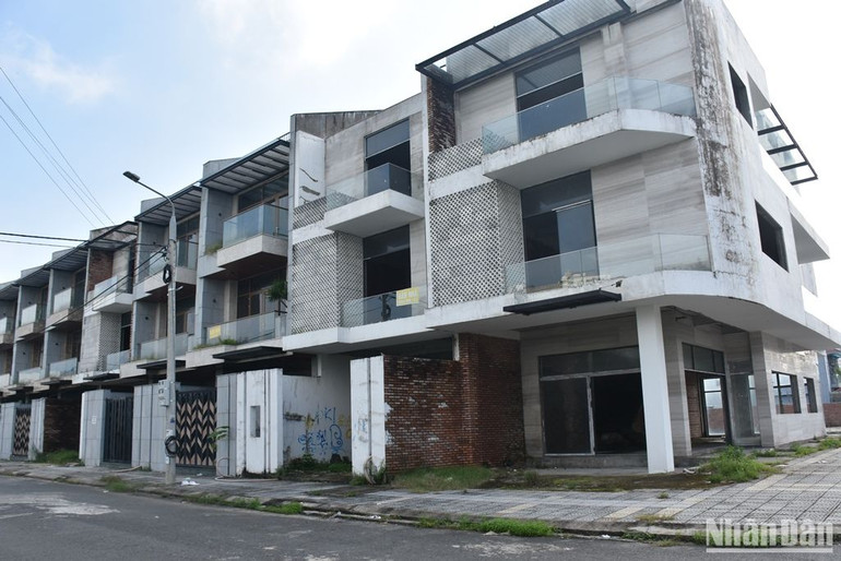 Các shophouse này đã hoàn thiện phần thô, nhiều căn đã có người mua nhưng chỉ vài hộ đến ở, còn lại bỏ hoang. Việc bỏ hoang nhiều năm, không có bảo vệ canh gác khiến nơi đây trở thành nỗi lo của chính quyền địa phương về tình trạng tệ nạn xã hội, trộm cắp. (Ảnh: ANH ĐÀO)