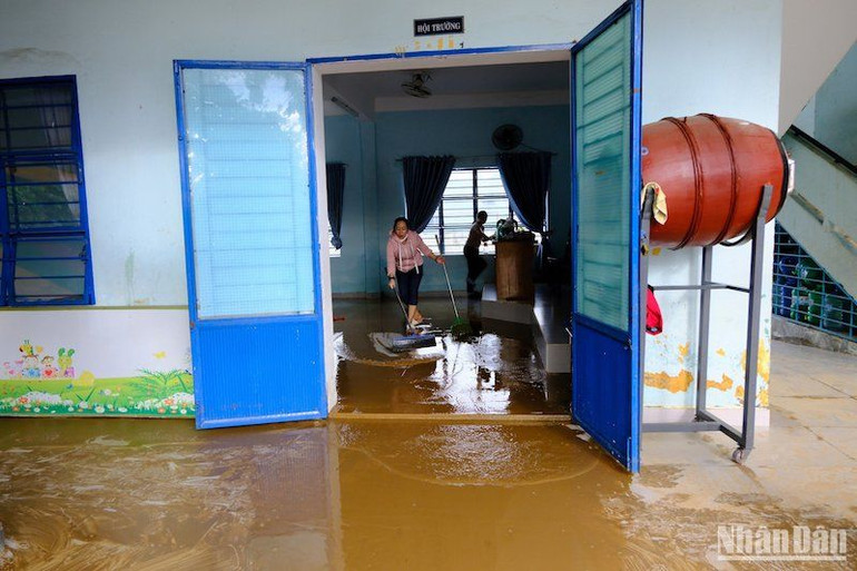 Nhà trường huy động toàn bộ giáo viên đến dọn bùn trong sáng 8/11.