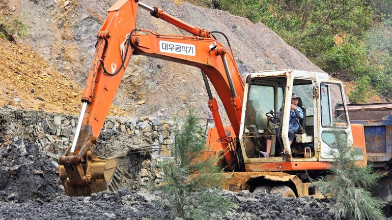 Chủ đầu tư huy động máy móc, nhân lực khắc phục sự cố sạt lở trên tuyến đường vành đai phía tây thành phố. (Ảnh: HĐ)