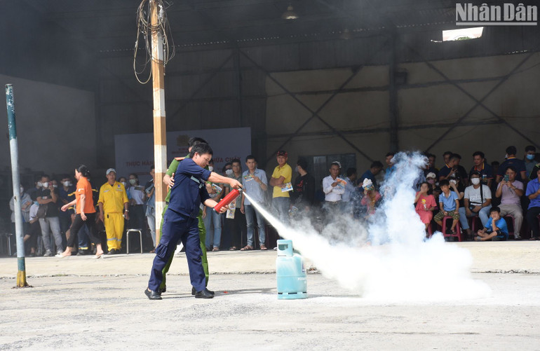 Người dân thực hành sử dụng bình chữa cháy dập lửa. Ảnh ANH ĐÀO