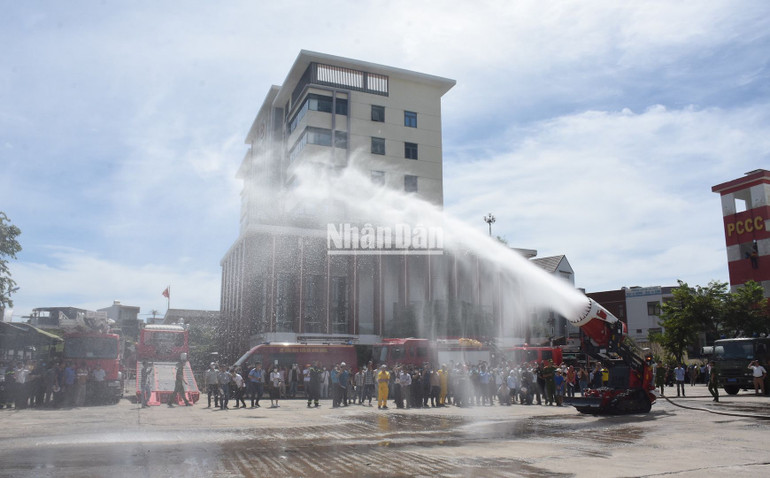 Robot chữa cháy TAF35 hiện đại được trang bị tuabin với công suất 25kW, phun xa đến 80m. Ảnh ANH ĐÀO