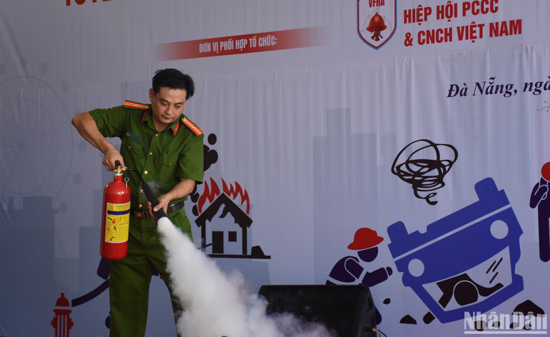 Hướng dẫn kỹ năng sử dụng bình chữa cháy. Ảnh ANH ĐÀO