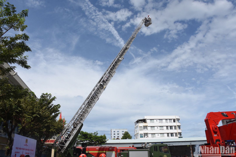 Người dân được trải nghiệm các phương tiện phòng cháy chữa cháy, cứu nạn cứu hộ chuyên dụng của Đà Nẵng. Ảnh ANH ĐÀO