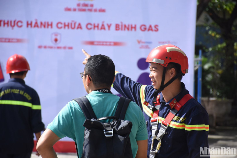 Các khu vực thực hành trải nghiệm được các chiến sĩ cảnh sát phòng cháy, chữa cháy hướng dẫn kỹ cho người dân. Ảnh ANH ĐÀO