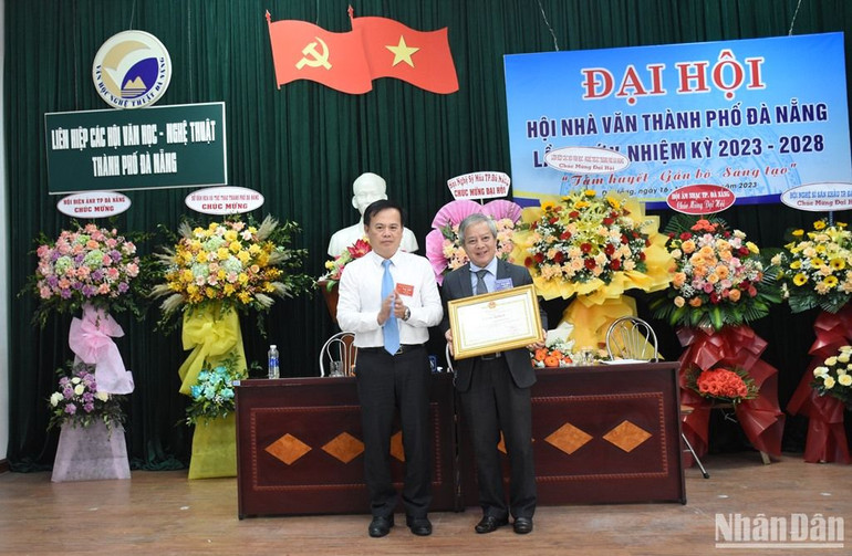 Phó Ban Tuyên giáo Thành ủy Đà Nẵng Nguyễn Hoài Nam trao Bằng khen của Chủ tịch UBND TP Đà Nẵng cho Hội nhà văn thành phố Đà Nẵng. (Ảnh: ANH ĐÀO)